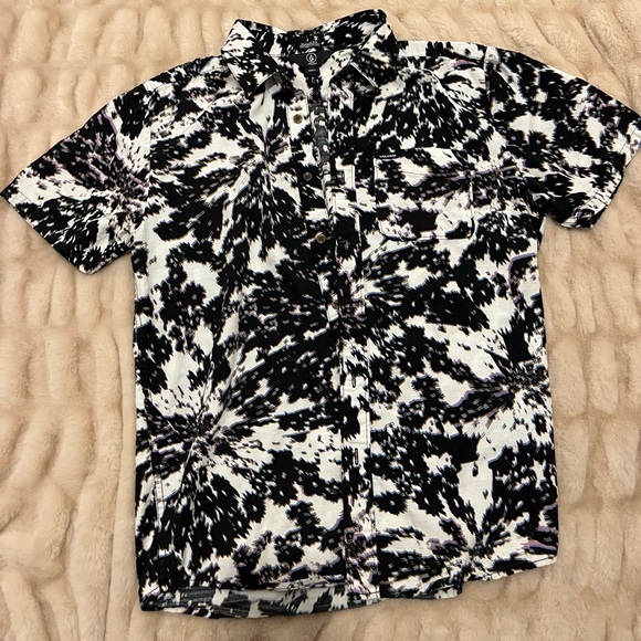 6 Button Shirt Bundle (Different Sizes) - Picture 8 of 16